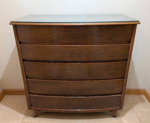 lot 11 image: Rway Mid Century Walnut Highboy Dresser