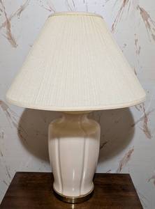 lot 319 image: Cream Ceramic Table Lamp