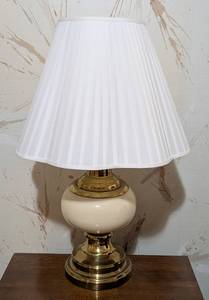 lot 327 image: Cream and Brass Vintage Table Lamp