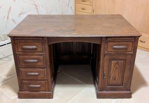 lot 325 image: Beautiful Vintage Carved Handle Oak Desk
