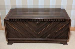 lot 30 image: Gorgeous Vintage Mahogany Art Deco Cedar Chest