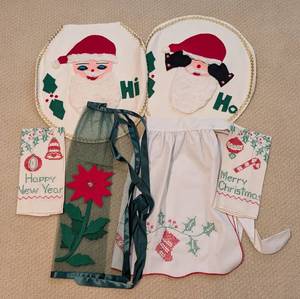 lot 363 image: Vintage Christmas Aprons and Dish Towels