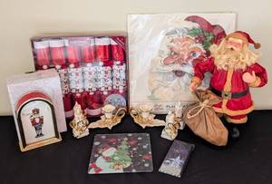 lot 369 image: Bulova Christmas Clock and Decor