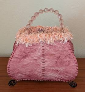 lot 115 image: Adorable Pink Handbag Table Lamp