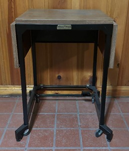 lot 391 image: Vintage Metal Drop Leaf Tiffany Stand