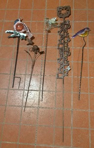 lot 395 image: Variety of Decorative Yard Stakes