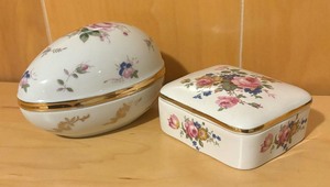 lot 401 image: Two Dainty Porcelain Trinket Boxes