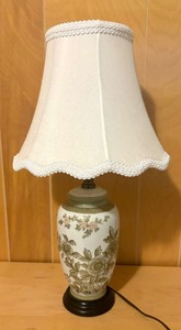 lot 402 image: Lovely Little Lamp