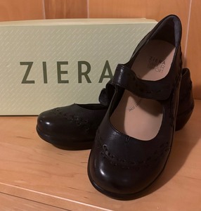 lot 409 image: Black Gummibear Size 39 Shoes by Ziera