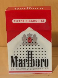 lot 416 image: Vintage Marlboro Radio