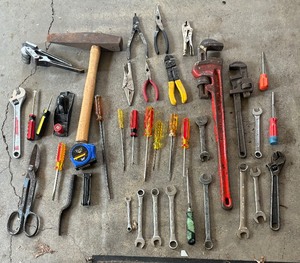 lot 462 image: Screwdrivers, Wrenches, Pliers, Mallet and More