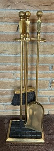 lot 467 image: Vintage Brass Fireplace Set