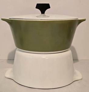 lot 374 image: Vintage Corning Ware 4 Quart Round Covered Casserole Avocado & White Corning Ware Four Quart Casserole Dish