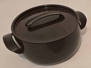 lot 379 image: Vintage Enamel Covered Casserole Dish