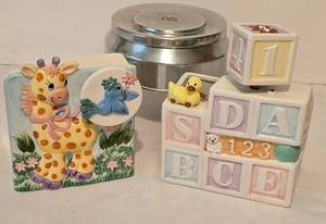 lot 386 image: Vintage Hostess Ware Cake Turner Plays Happy Birthday and Vintage Musical Planters