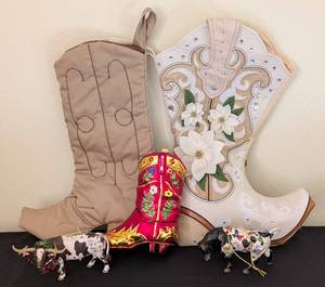 lot 160 image: Cowboy Boot Stockings and Ornaments