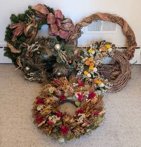 lot 276 image: Assorted Decorative Wreaths