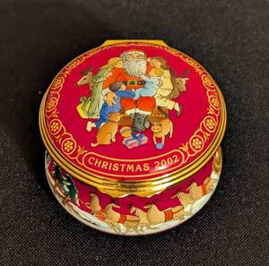 lot 124 image: Halcyon Days Enamel Christmas 2002 Trinket Box