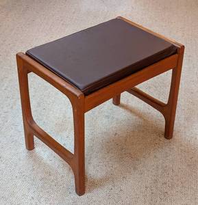 lot 114 image: Vintage Teak and Brown Leather Footstool