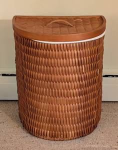 lot 54 image: Large Woven Laundry Hamper