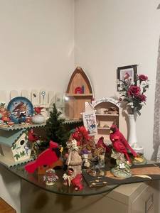 lot 2 image: Cardinal and Flower Decor