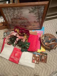 lot 7 image: Collection of Home Decor Items