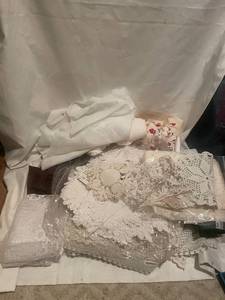lot 34 image: Lot of Vintage Doilies and Small Table Linens