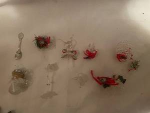 lot 35 image: A Collection of Small Glass Figurines
