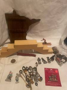 lot 43 image: Collection of Vintage Miniature Figurines and Souvenirs