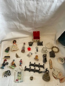 lot 58 image: Eclectic Collection of 24 Decorative Miniatures and Trinkets