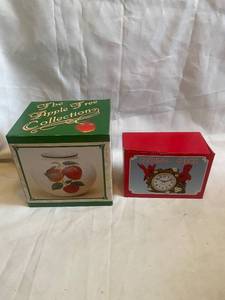 lot 63 image: Apple Tree Collection Vase and Cardinal Clock Set