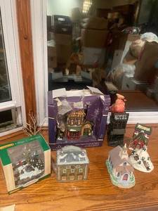 lot 75 image: Set of 6 Holiday Village Collectibles