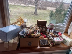 lot 112 image: Assorted Collection of Home Decor Items and Trinkets