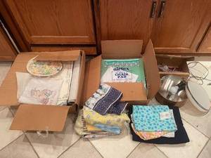 lot 118 image: Lot of Craft Supplies and Decorative Items