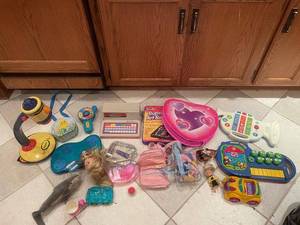 lot 121 image: Collection of Assorted Childrens Toys and Art Set