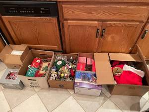 lot 124 image: Large Assortment of Christmas Decorations and Collectibles