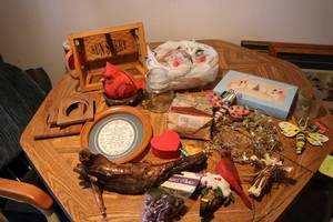 lot 510 image: Decor robins, picture frames and mo...