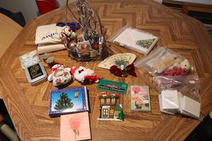 lot 516 image: small box of miscellaneous decor...