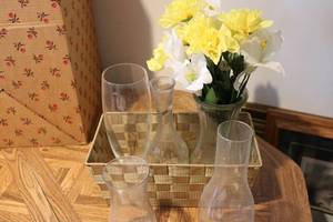 lot 518 image: basket of glass vases and small art...