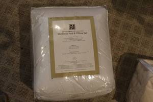 lot 522 image: Twin size mattress pad and pillow s...