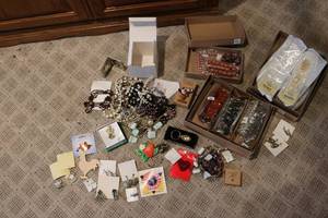 lot 533 image: Jewelry making supplies, earrings, ...
