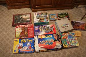 lot 538 image: Board games and puzzles...