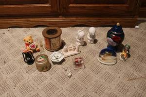 lot 541 image: Decorative glassware and collectabl...