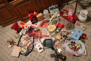 lot 542 image: Huge lot of miscellaneous decor, tr...