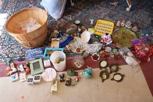 lot 554 image: miscellaneous decor, vintage photos...