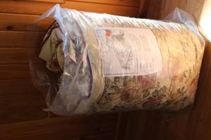 lot 557 image: King size floral comforter...