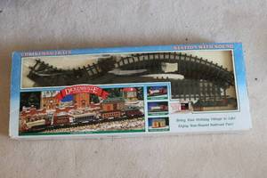 lot 572 image: Dickensville Collectables Christmas...