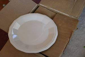 lot 578 image: 6 White plates...
