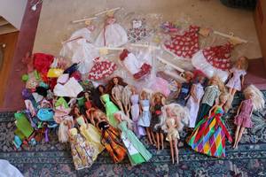 lot 589 image: Huge Barbie lot vintage Barbies, Ha...