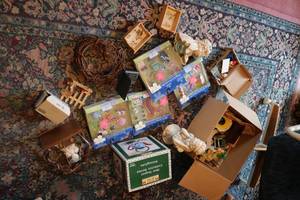 lot 596 image: Miscellaneous Trinkets and decor Ou...